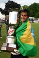 Com a bandeira do Brasil, goleiro Renan Ribeiro carrega o troféu do título - 18/05/2008