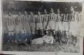 Moretzsohn (deitado) como goleiro do Villa Nova, em 1920.